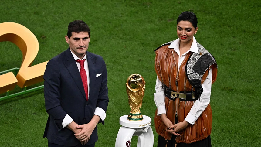 Deepika Padukone Unveils FIFA World Cup Trophy Don T Miss Her Outfit