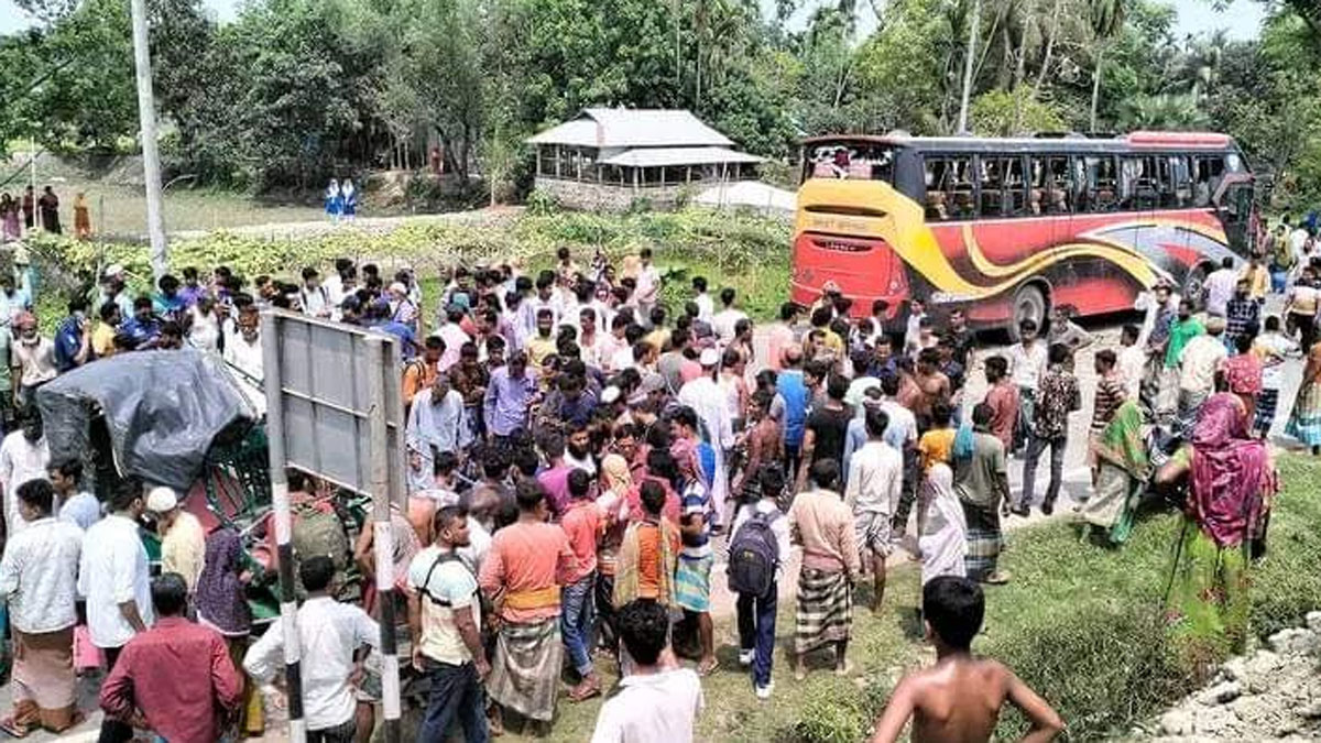 Four killed in bus, auto collision at Dhanbari in Tangail