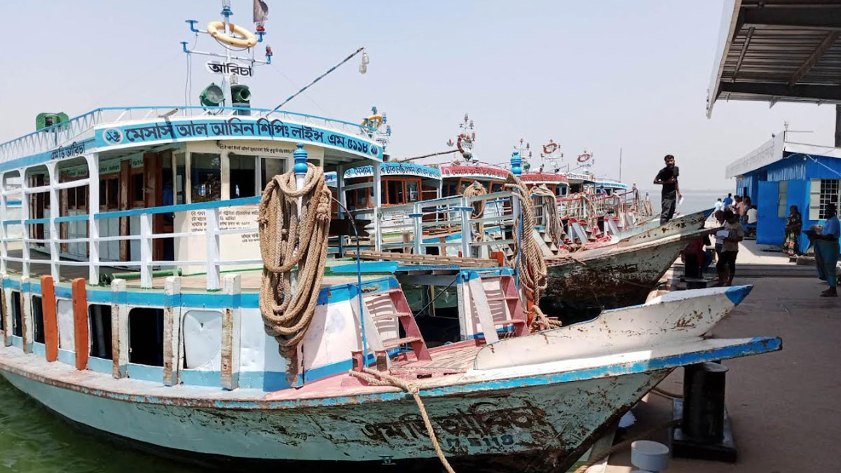 Passenger crisis at Daulatdia-Paturia launch ghat