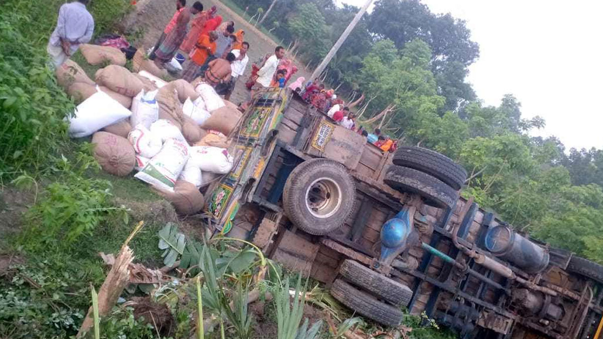 2 killed, 17 injured as pickup van overturns in Satkhira