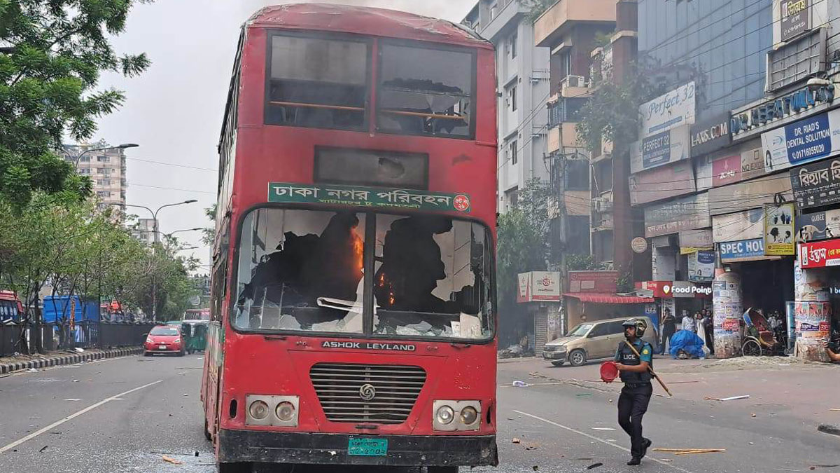 BNP men, Police clash near Science Lab
