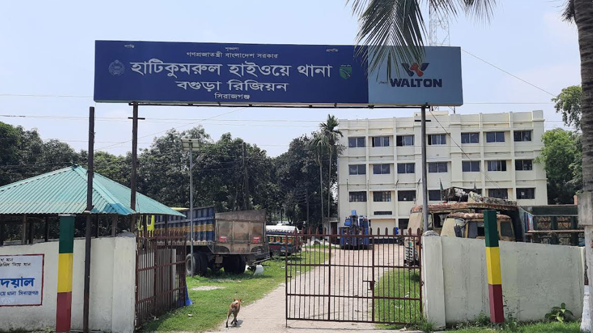 4 killed as bus rams autorickshaw in Sirajganj