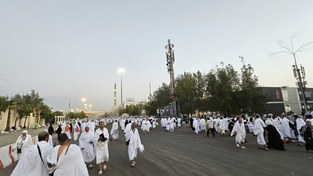 Pilgrims ascend Mount Arafat for hajj climax