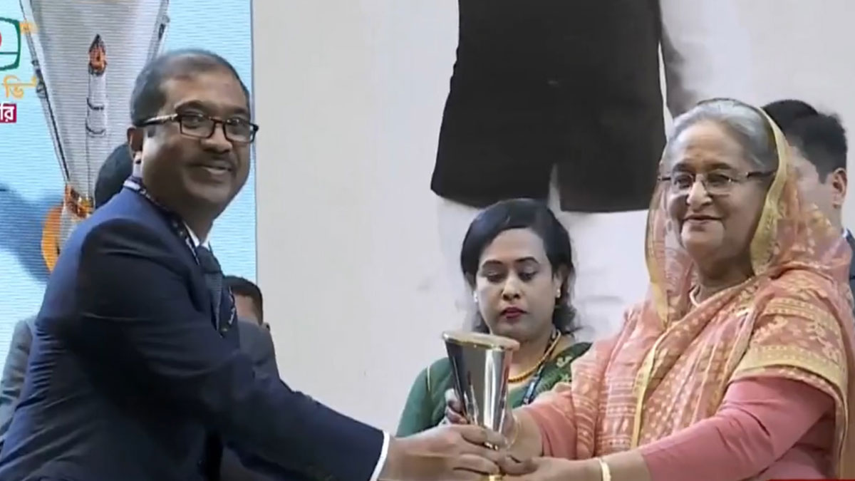 28 officials, 2 departments received ‘Bangabandhu Public Administration Award’