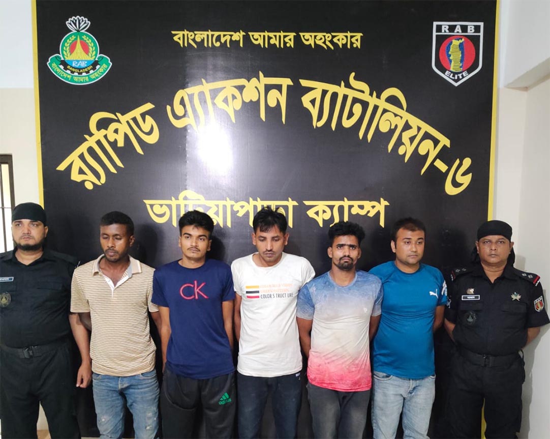 RAB-6’s Bhatiapara camp arrested 5 members of the dacoit team with foreign pistols and local weapons during the robbery at Kashiani in Gopalganj