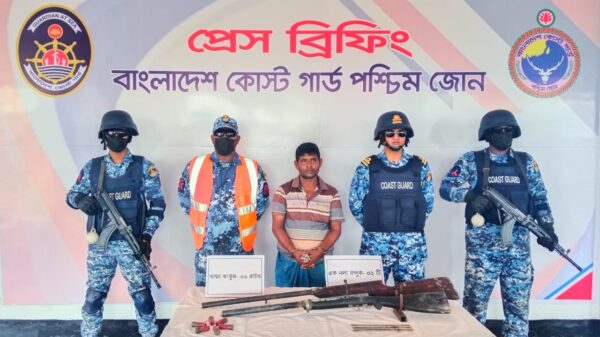 সুন্দরবনে বনদস্যু রাঙা বাহিনীর প্রধান নজরুল অস্ত্রসহ আটক