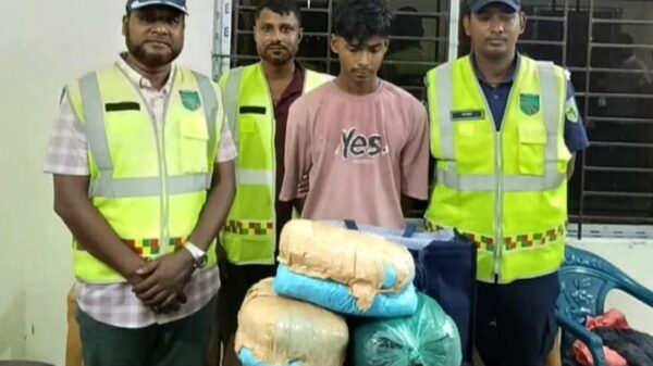 কুমিল্লা ইলিয়টগঞ্জ হাইওয়ে থানা পুলিশের অভিযানে ৬ কেজি গাঁজাসহ আটক-১