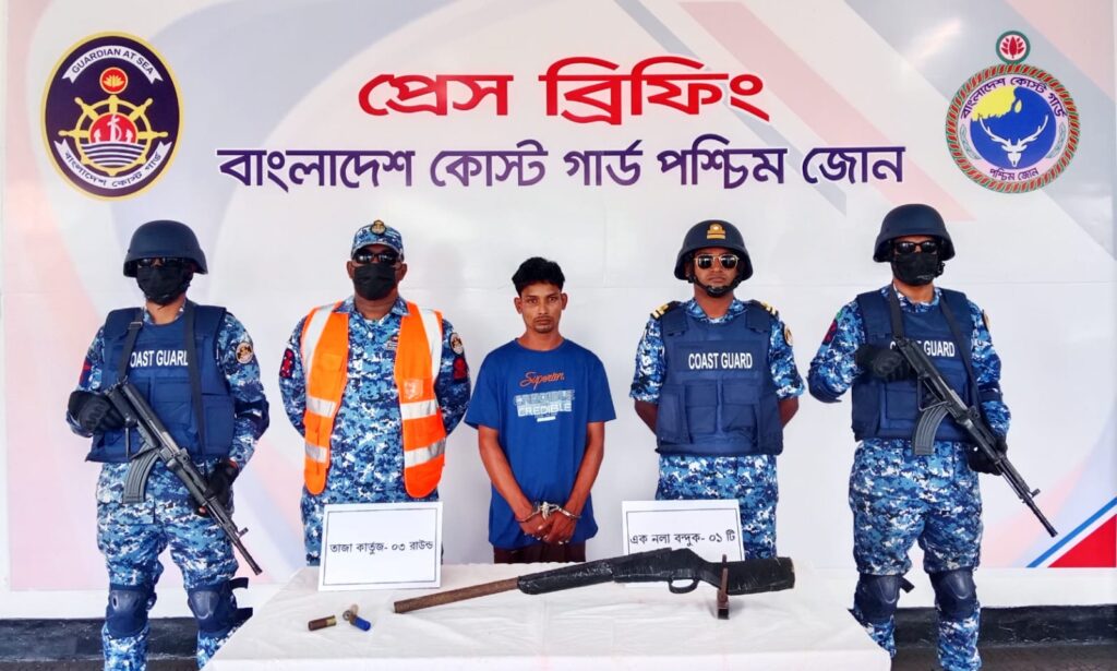 সুন্দরবনে অস্ত্র ও গুলিসহ করিম শরীফ বাহিনীর সহযোগি আটক