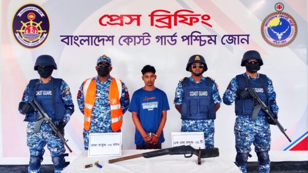 সুন্দরবনে অস্ত্র ও গুলিসহ করিম শরীফ বাহিনীর সহযোগি আটক