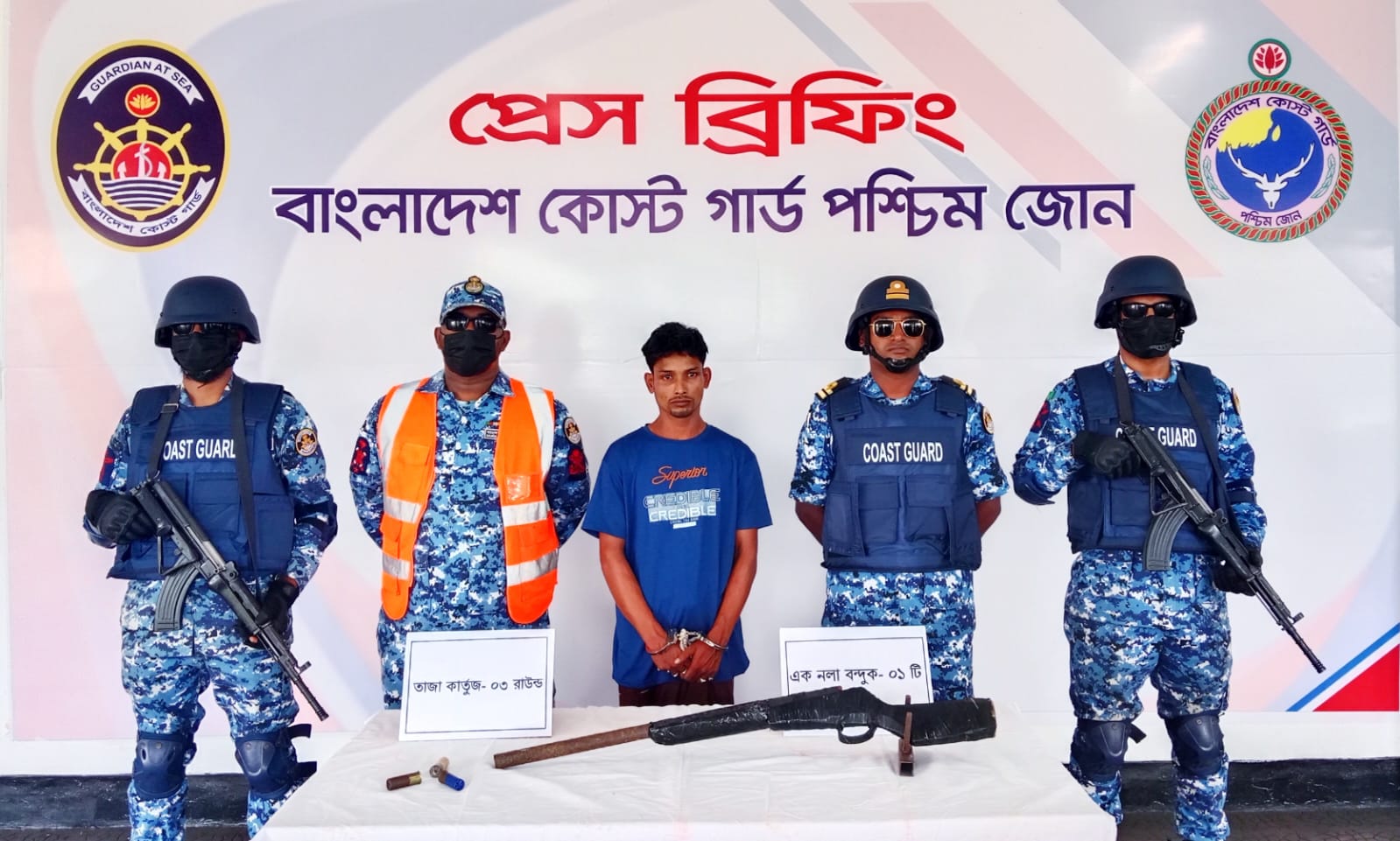 সুন্দরবনে অস্ত্র ও গুলিসহ করিম শরীফ বাহিনীর সহযোগি আটক