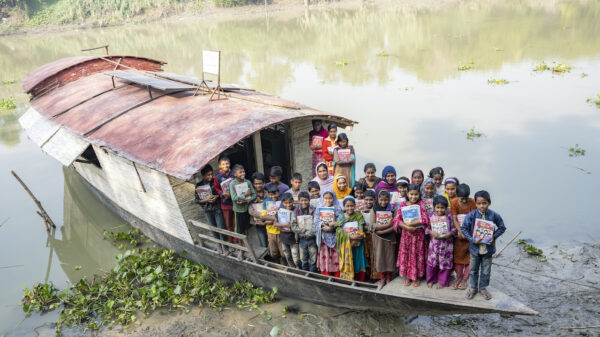 চলনবিল থেকে বিশ্বমঞ্চ : ভাসমান স্কুল পেল ইউনেস্কোর পুরস্কার