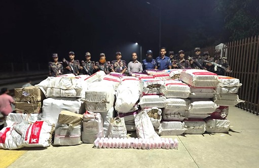 কুমিল্লা রেলস্টেশনে টাস্কফোর্স অভিযানে প্রায় ৩ কোটি টাকার ভারতীয় চোরাচালানী মালামাল উদ্বার