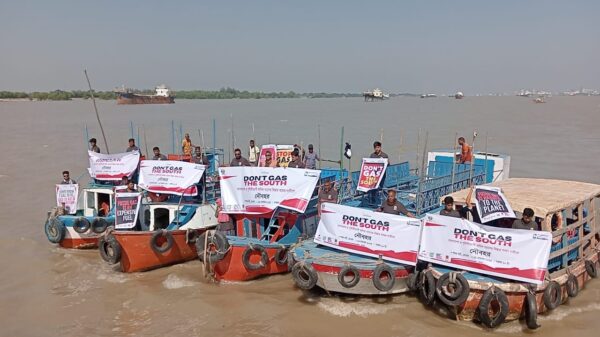 বাংলাদেশসহ পৃথিবীব্যাপী ফসিল গ্যাসের বিস্তার বন্ধের দাবিতে মোংলায় নৌবহর