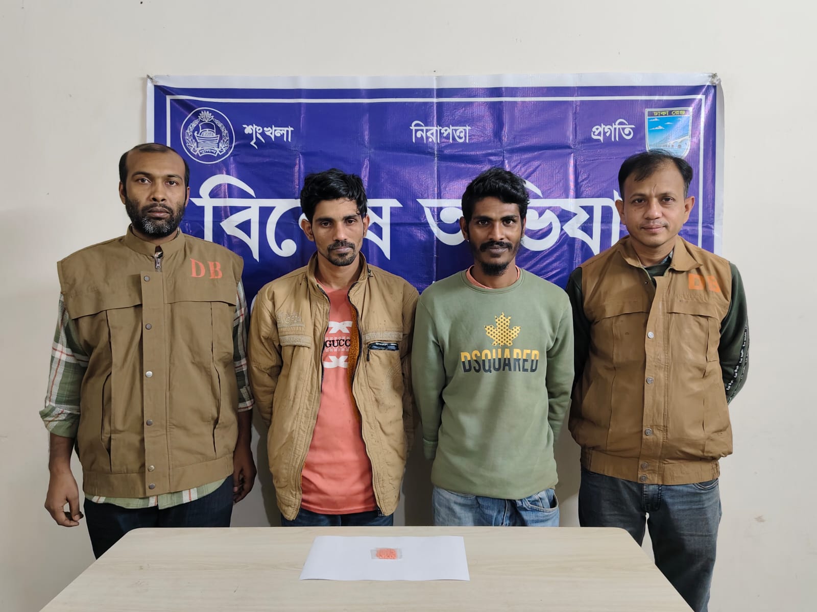 আশুলিয়া ডিবি পুলিশের বিশেষ অভিযানে ইয়াবাসহ গ্রেফতার ২