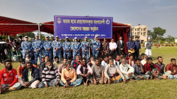 ভারতে আটক হওয়া ৩২ বাংলাদেশী জেলেকে ফিরিয়ে আনল কোস্টগার্ড