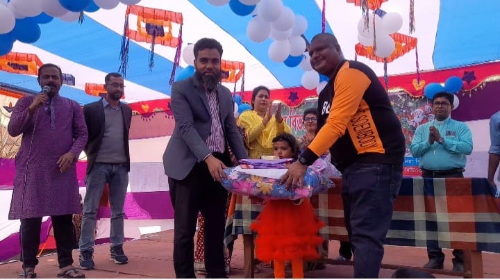 মোংলায় মধ্য ও দক্ষিণ বাংলাদেশ শিশু উন্নয়ন প্রকল্পের উপহার বিতরণ
