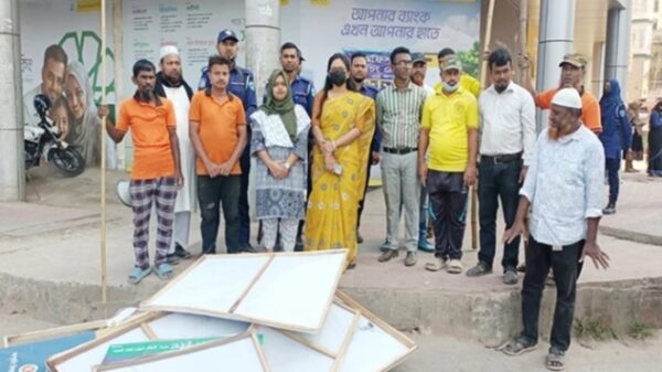 কুমিল্লায় চলছে দ্বিতীয় দিনের নির্বাচনী পোস্টার-ব্যানার অপসারণ