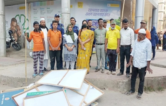 কুমিল্লায় চলছে দ্বিতীয় দিনের নির্বাচনী পোস্টার-ব্যানার অপসারণ