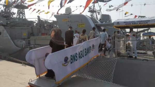 মোংলায় নৌবাহিনীর যুদ্ধজাহাজ 'আবু বকর' ঘুরে দেখলেন দর্শনার্থীরা
