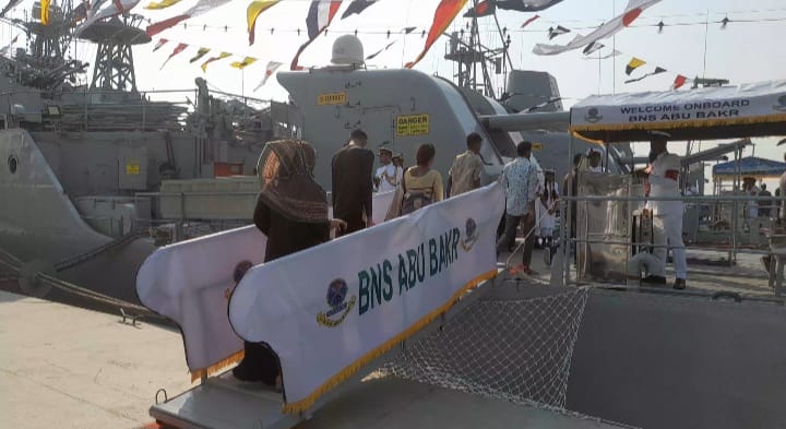 মোংলায় নৌবাহিনীর যুদ্ধজাহাজ 'আবু বকর' ঘুরে দেখলেন দর্শনার্থীরা