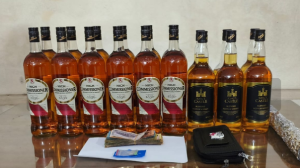 মোংলায় নৌবাহিনী ও পুলিশের অভিযানে বিদেশি মদ ও নগদ টাকাসহ নারী আটক