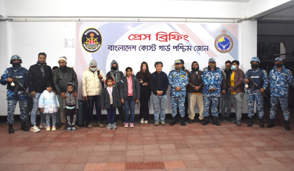 সুন্দরবনে দুর্ঘটনায় পতিত জাহাজ থেকে পর্যটকদের উদ্ধার করেছে কোস্টগার্ড