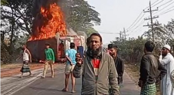 কুমিল্লায় বাস-অটোরিকশা-মোটরসাইকেল সংঘর্ষে অগ্নিদগ্ধ হয়ে চারজনের মৃত্যু