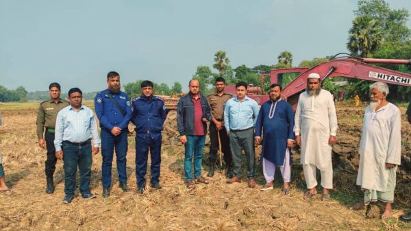 কুমিল্লায় কৃষিজমি থেকে মাটি কাটায় ভ্রাম্যমান আদালতের অভিযান