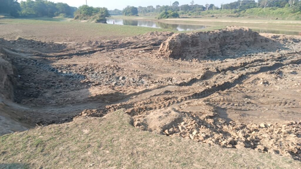 কুমিল্লার গোমতী নদীর দুই তীরে চলছে মাটি লুটের মচ্ছব