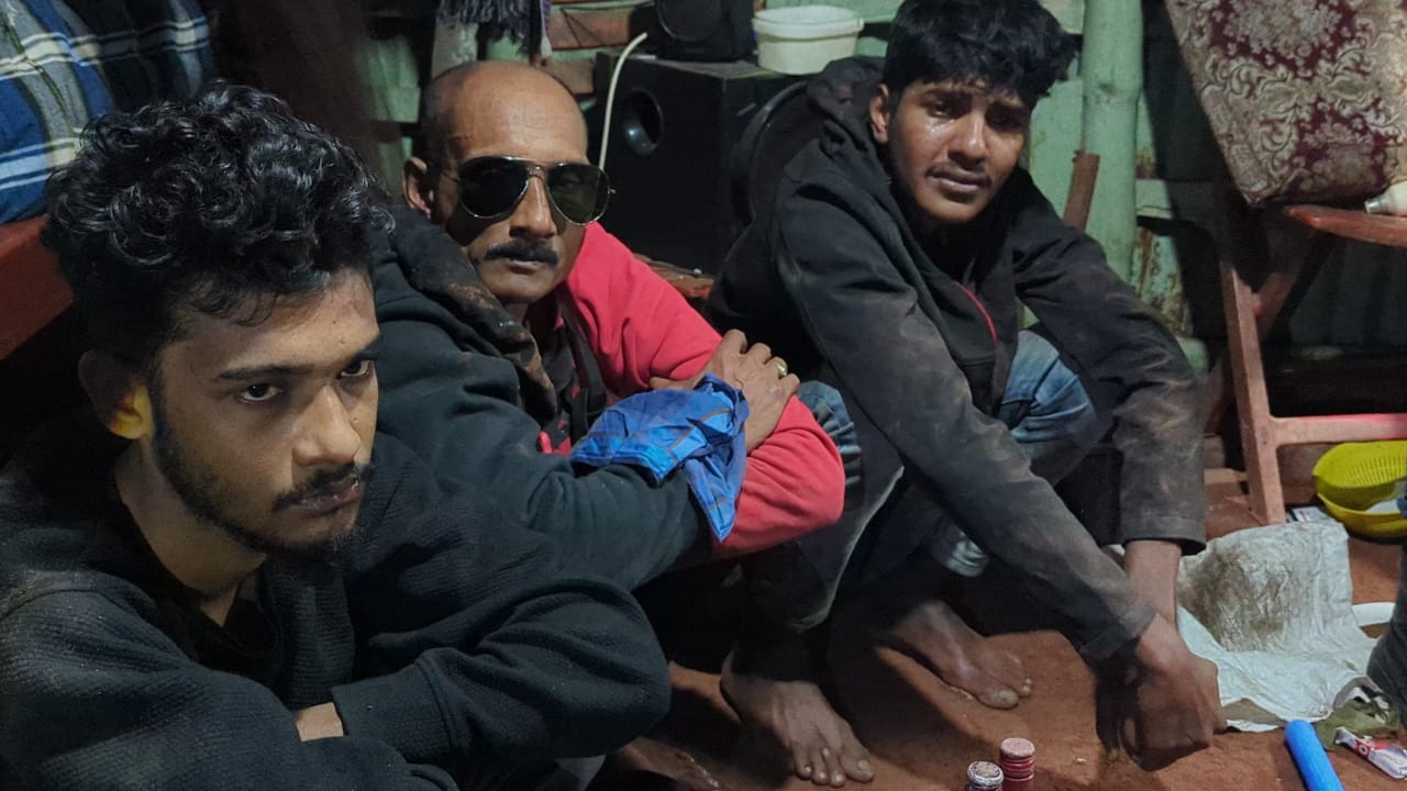 মোংলায় ইয়াবা ও গাঁজাসহ তিনজনকে আটক করেছে নৌবাহিনী