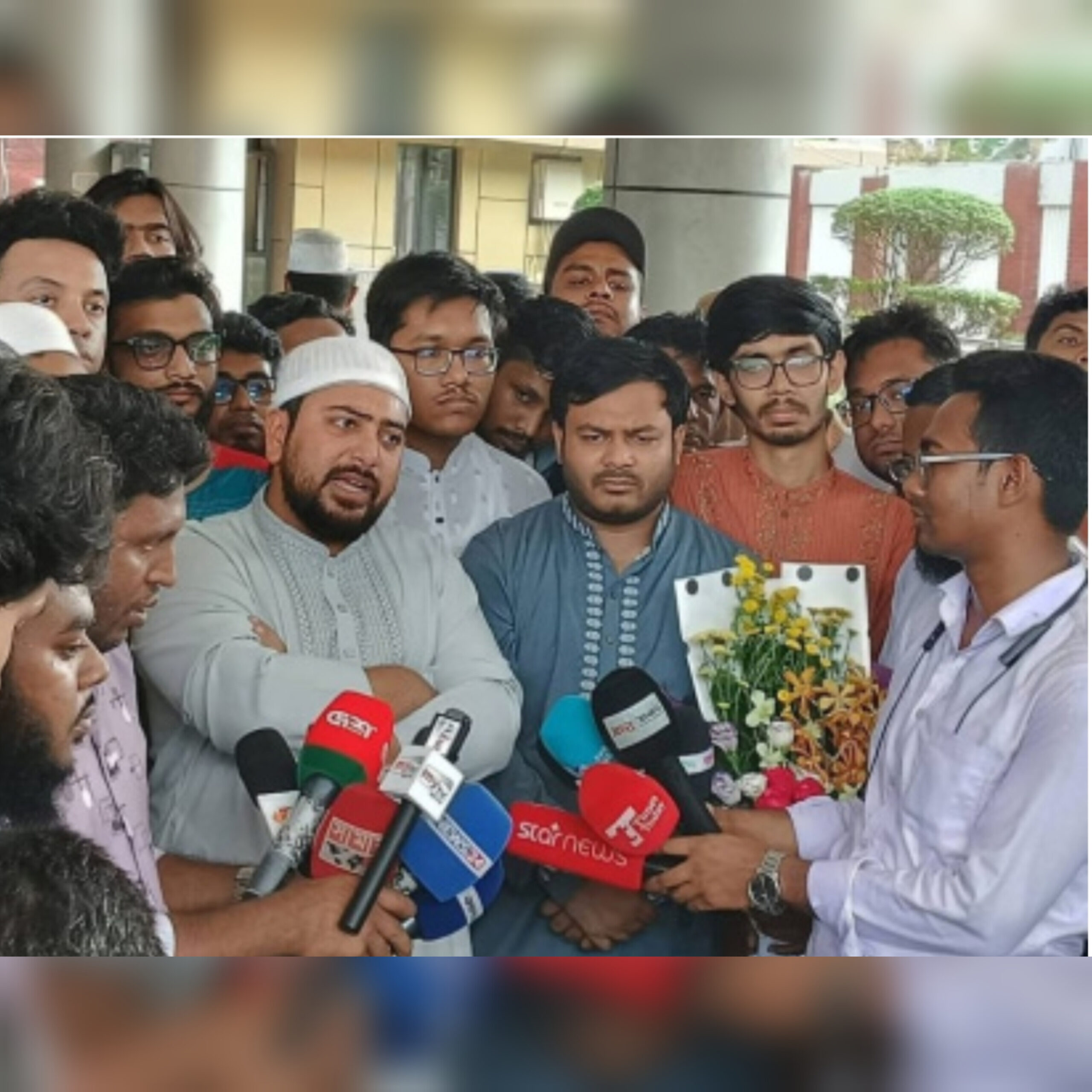 ড. ইউনূসকে মুখ খুলতে হবে, অর্জন ধরে রাখতে মাঠে নামতে হবে: নাহিদ ইসলাম