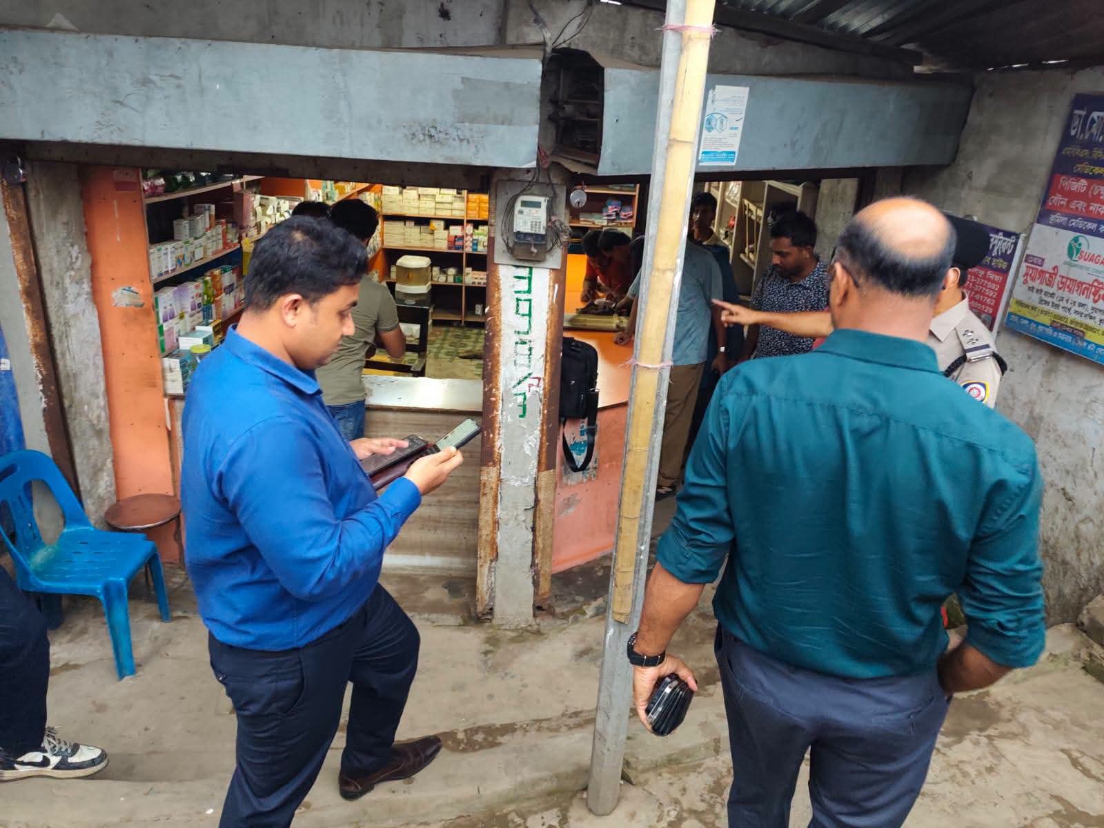 কুমিল্লায় ফার্মেসিতে যৌথ অভিযান: ওষুধ বিক্রির আড়ালে মাদক ব্যবসার অভিযোগে গ্রেফতার-১