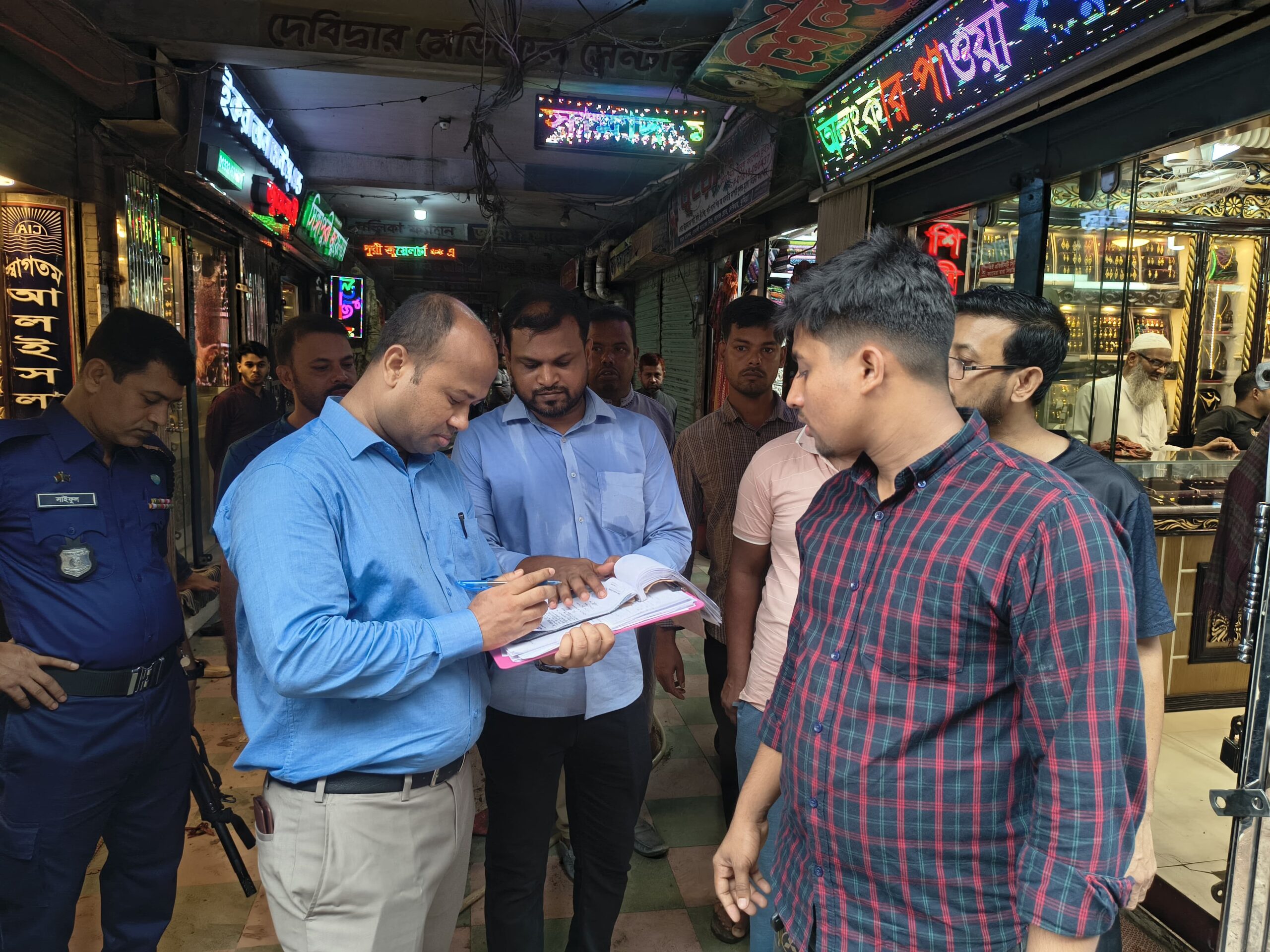 Mobile court in Debidwar New Market: Fined Tk 26,000 for various irregularities