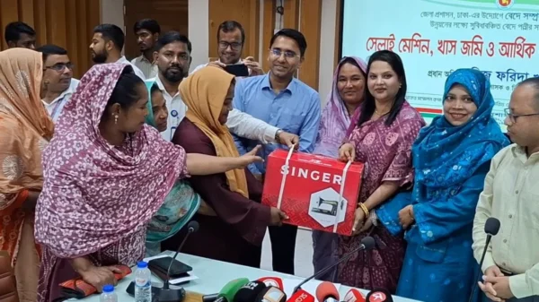 বেদেপল্লীর ৪০ পরিবার পেল খাস জমি, ২৫ জনকে সেলাই মেশিন